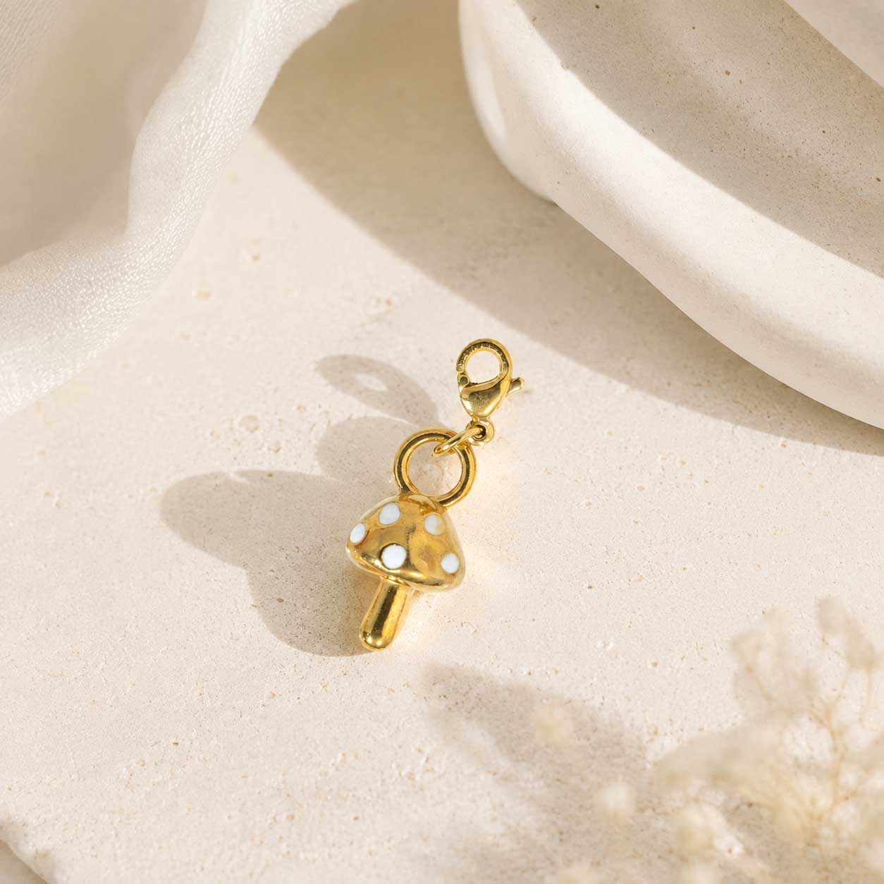 Goldener Fliegenpilz Charm mit weißen Punkten und Karabinerverschluss – Saltyblush
