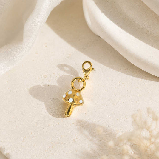 Goldener Fliegenpilz Charm mit weißen Punkten und Karabinerverschluss – Saltyblush
