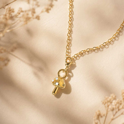 Goldener Fliegenpilz Charm an feiner Goldkette – Detailansicht mit Karabiner – Saltyblush
