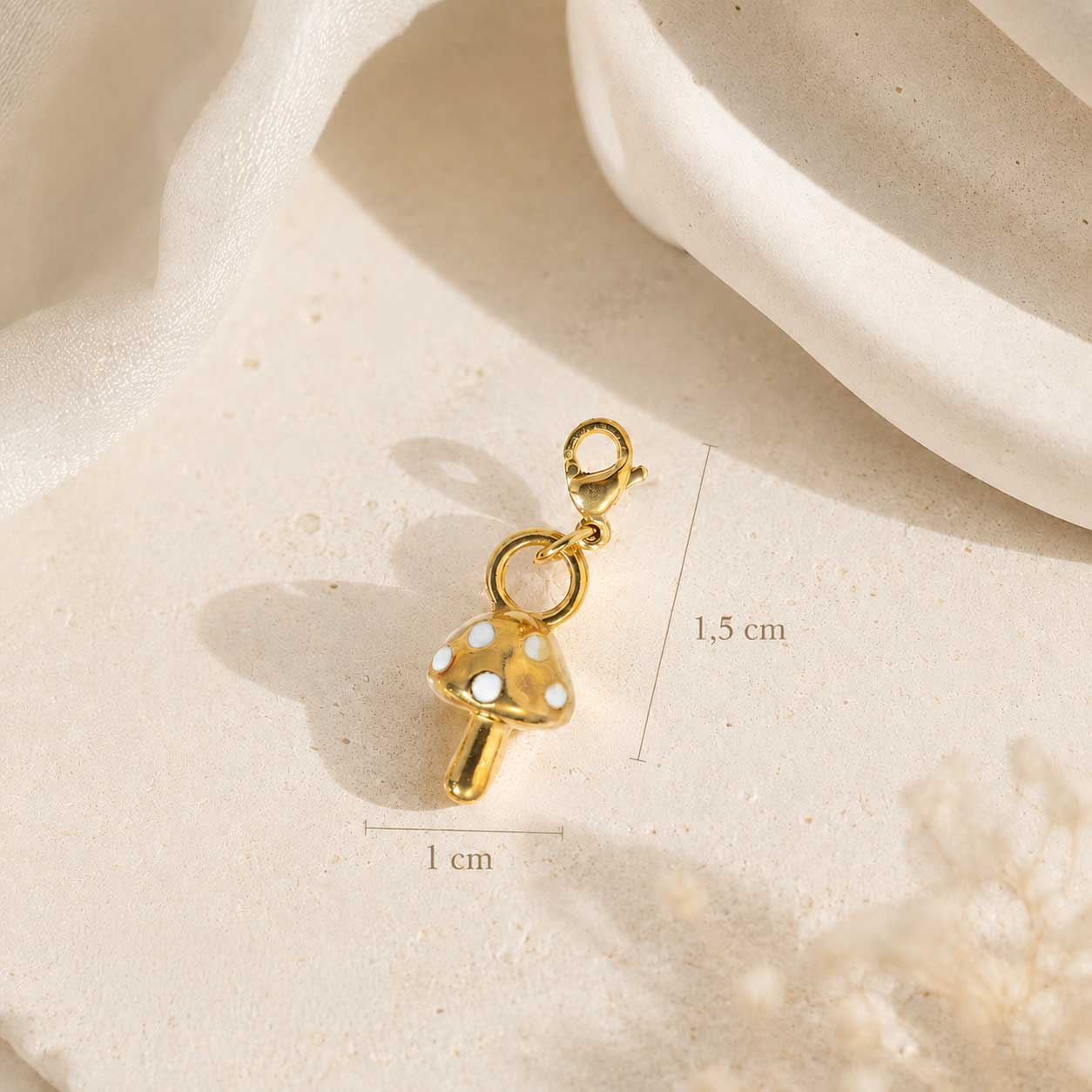 Maßangaben Fliegenpilz Charm gold – 1,5 cm Höhe, 1 cm Breite – Saltyblush
