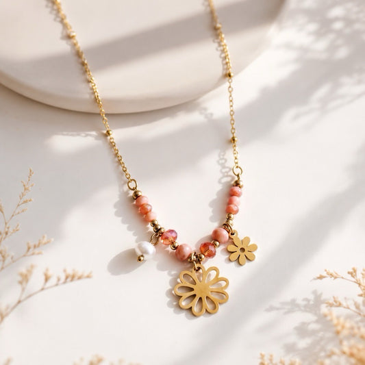 
`Goldene Halskette mit rosa Perlen und Blumen-Anhängern auf hellem Marmorhintergrund – flower power Halskette von saltyblush 