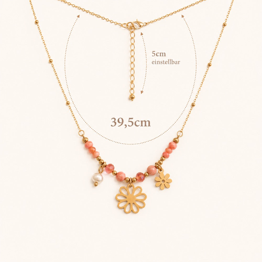 Flower Power Halskette Infografik – goldene Satellitenkette mit rosa Perlen und Blumen-Charms, Länge 39,5 cm, 5 cm einstellbar, Karabinerverschluss auf cremefarbenem Untergrund
