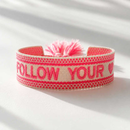 Follow Your Heart Statement Armband in Creme und Neonpink mit Quaste – gewebtes Armband mit Aufschrift, Saltyblush

