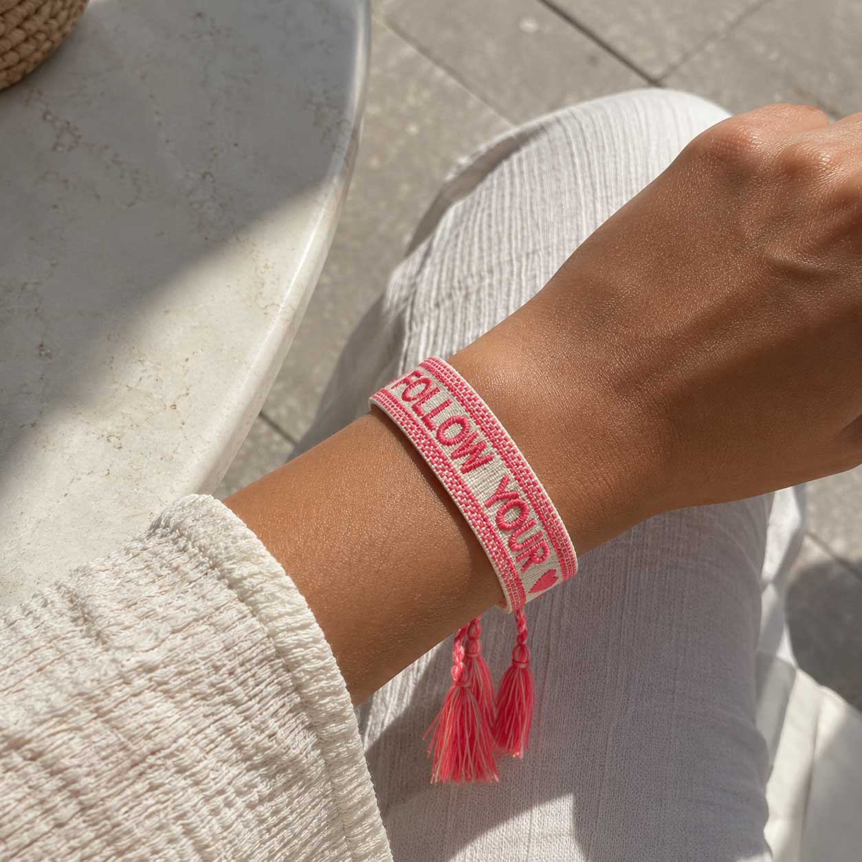 Follow Your Heart Armband am Handgelenk mit pinker Quaste – Statement Schmuck Damen, Saltyblush
