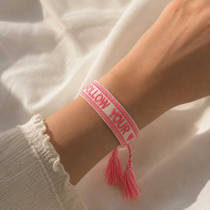 Follow Your Heart Armband am Handgelenk mit pinker Quaste – Statement Schmuck Damen, Saltyblush
