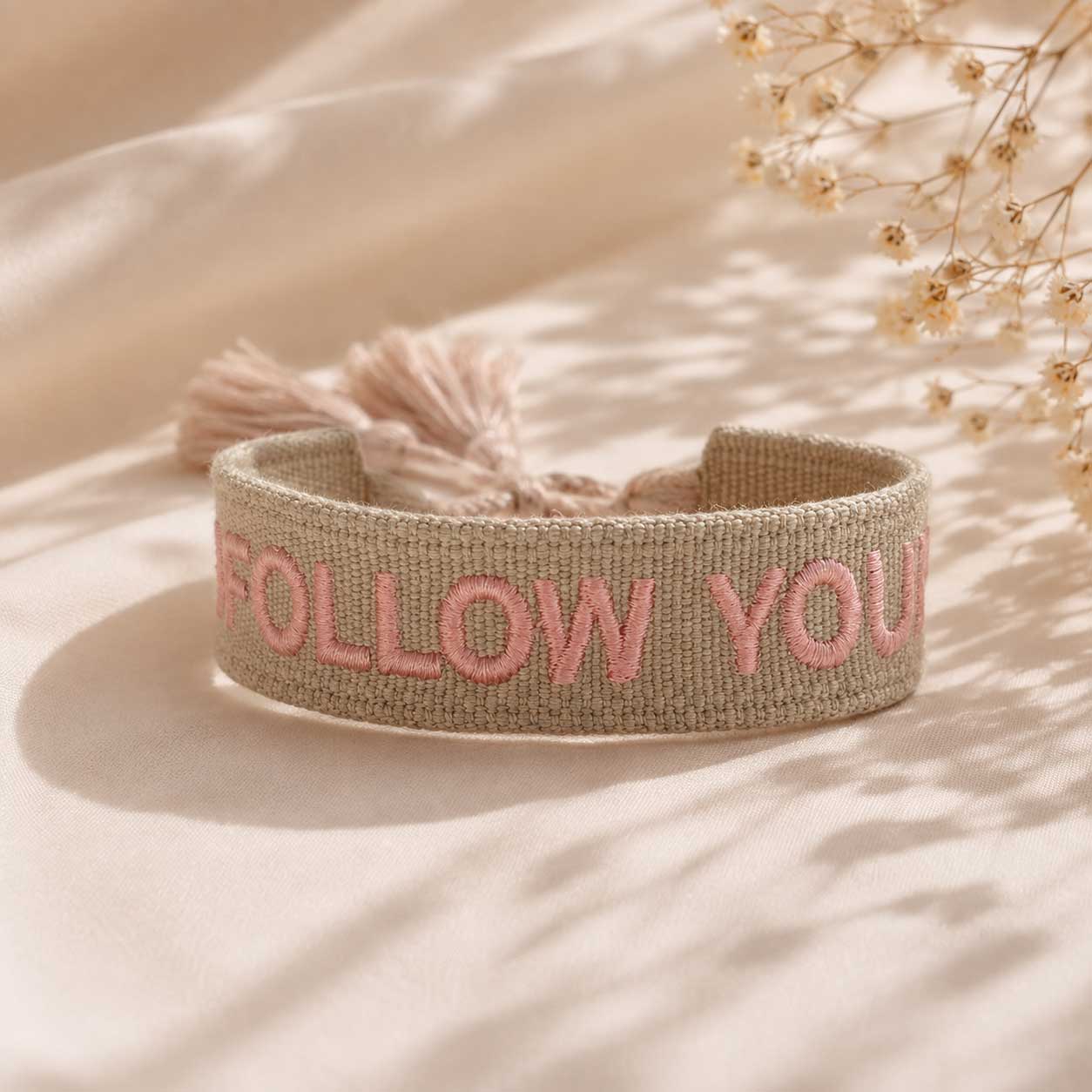Follow Your Heart beiges Statement Armband mit rosafarbenem Schriftzug und Quaste – gewebtes Armband, Saltyblush

