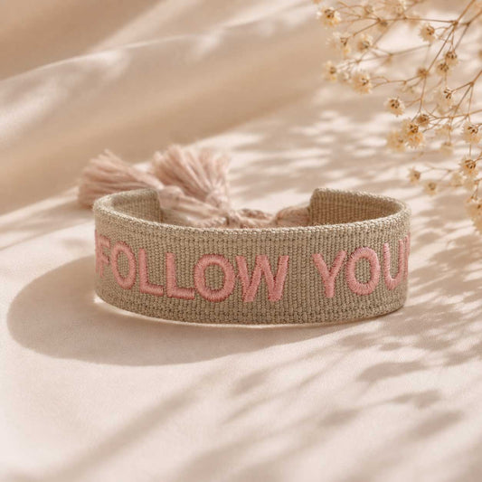 Follow Your Heart beiges Statement Armband mit rosafarbenem Schriftzug und Quaste – gewebtes Armband, Saltyblush
