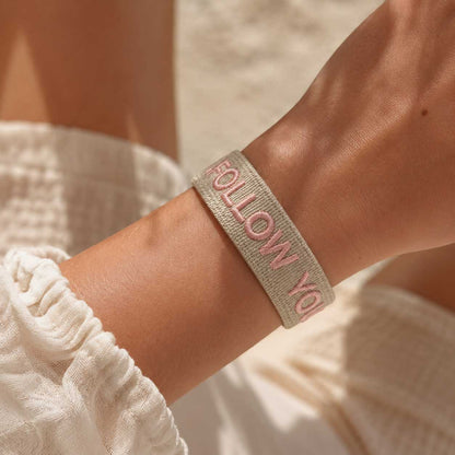 Follow Your Heart Armband in Beige mit rosa Stickerei am Handgelenk – Statement Schmuck Damen, Saltyblush
