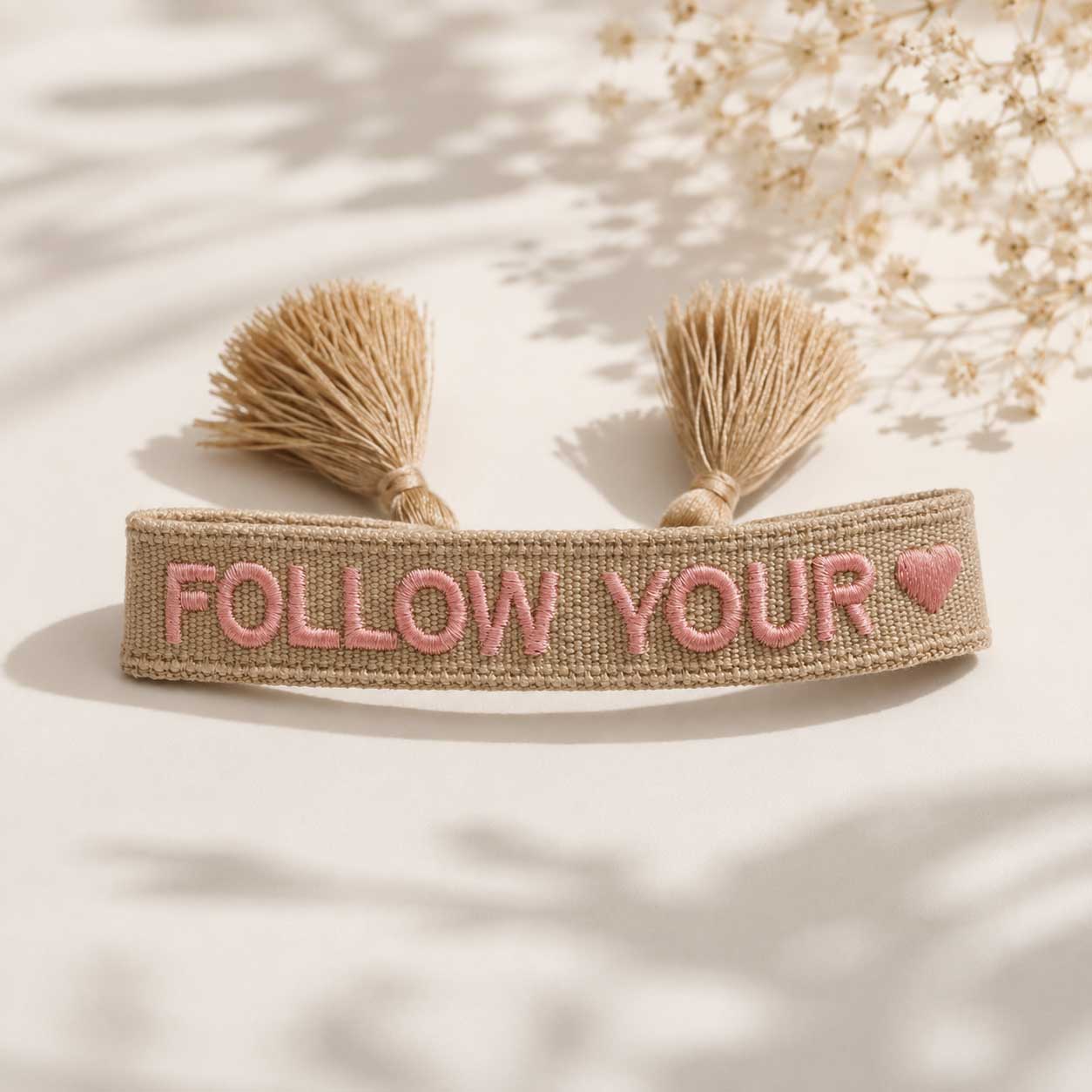 Follow Your Heart Statement Armband aufgeklappt mit beigen Quasten und gesticktem Herz – Flatlay, Saltyblush
