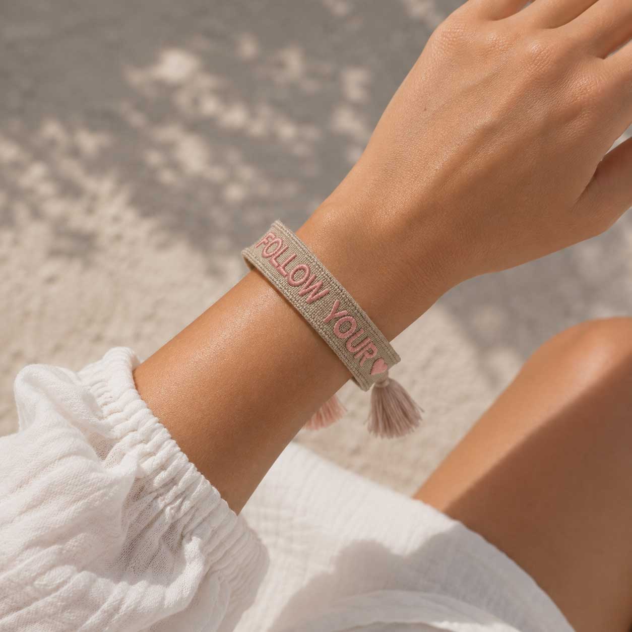 Beiges Follow Your Heart Armband mit Quaste am Handgelenk – Sommer Schmuck Damen, Saltyblush
