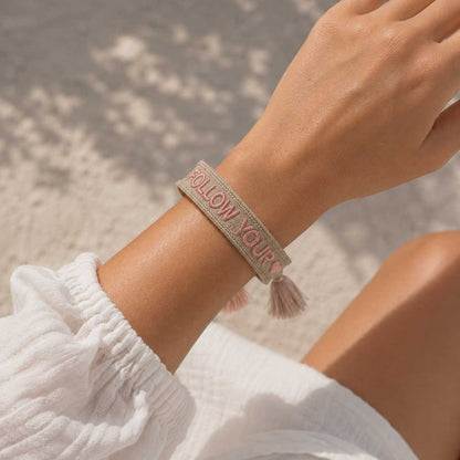 Beiges Follow Your Heart Armband mit Quaste am Handgelenk – Sommer Schmuck Damen, Saltyblush
