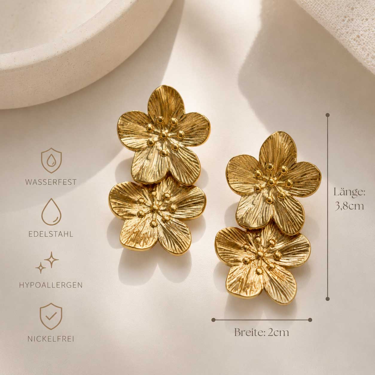 Golden Blossom Ohrringe aus Edelstahl mit Maßangaben Länge 3,8 cm und Breite 2 cm sowie Hinweisen wasserfest, Edelstahl, hypoallergen und nickelfrei – Saltyblush
