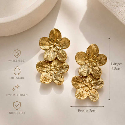 Golden Blossom Ohrringe aus Edelstahl mit Maßangaben Länge 3,8 cm und Breite 2 cm sowie Hinweisen wasserfest, Edelstahl, hypoallergen und nickelfrei – Saltyblush
