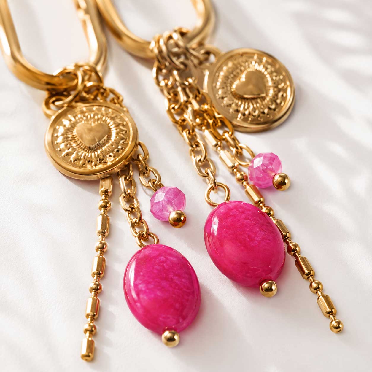 Goldene Ohrringe Golden Blush mit pinker Jade-Perle, Münz-Charm und Goldketten – Detailansicht, Saltyblush
