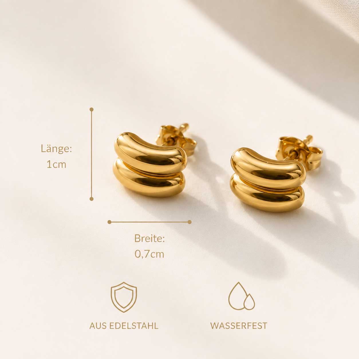 Goldene Curve Ohrringe mit Maßangaben 1 cm x 0,7 cm, aus Edelstahl und wasserfest – Saltyblush
