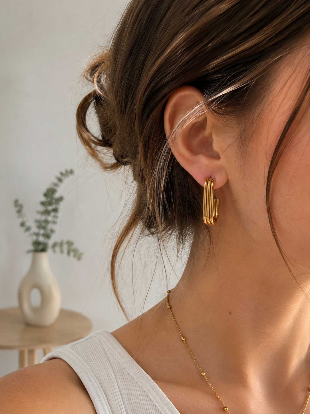 Golden Curve U-Shape goldene Ohrringe am Ohr getragen mit hochgestecktem Haar und goldener Kugelkette – Saltyblush
