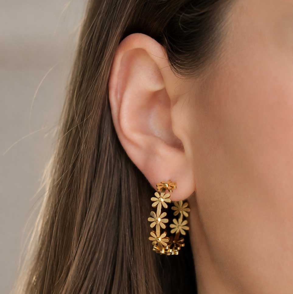 Golden Daisy goldene Creolen mit Gänseblümchen-Muster am Ohr getragen – Saltyblush
