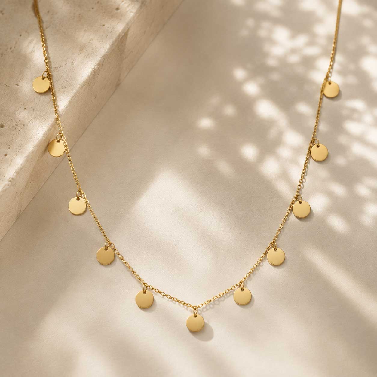 Goldene Halskette Golden Dots mit Plättchen-Anhängern aus Edelstahl von Saltyblush – 40–45 cm
