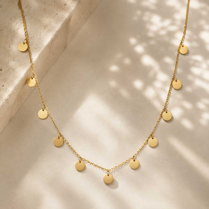Goldene Halskette Golden Dots mit Plättchen-Anhängern aus Edelstahl von Saltyblush – 40–45 cm

