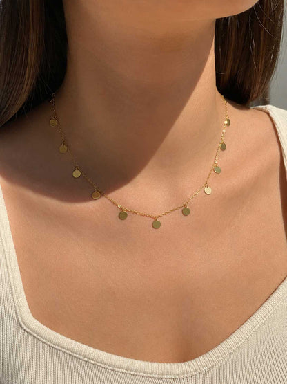 Golden Dots Halskette gold am Hals getragen – minimalistisch feminines Accessoire, Saltyblush
