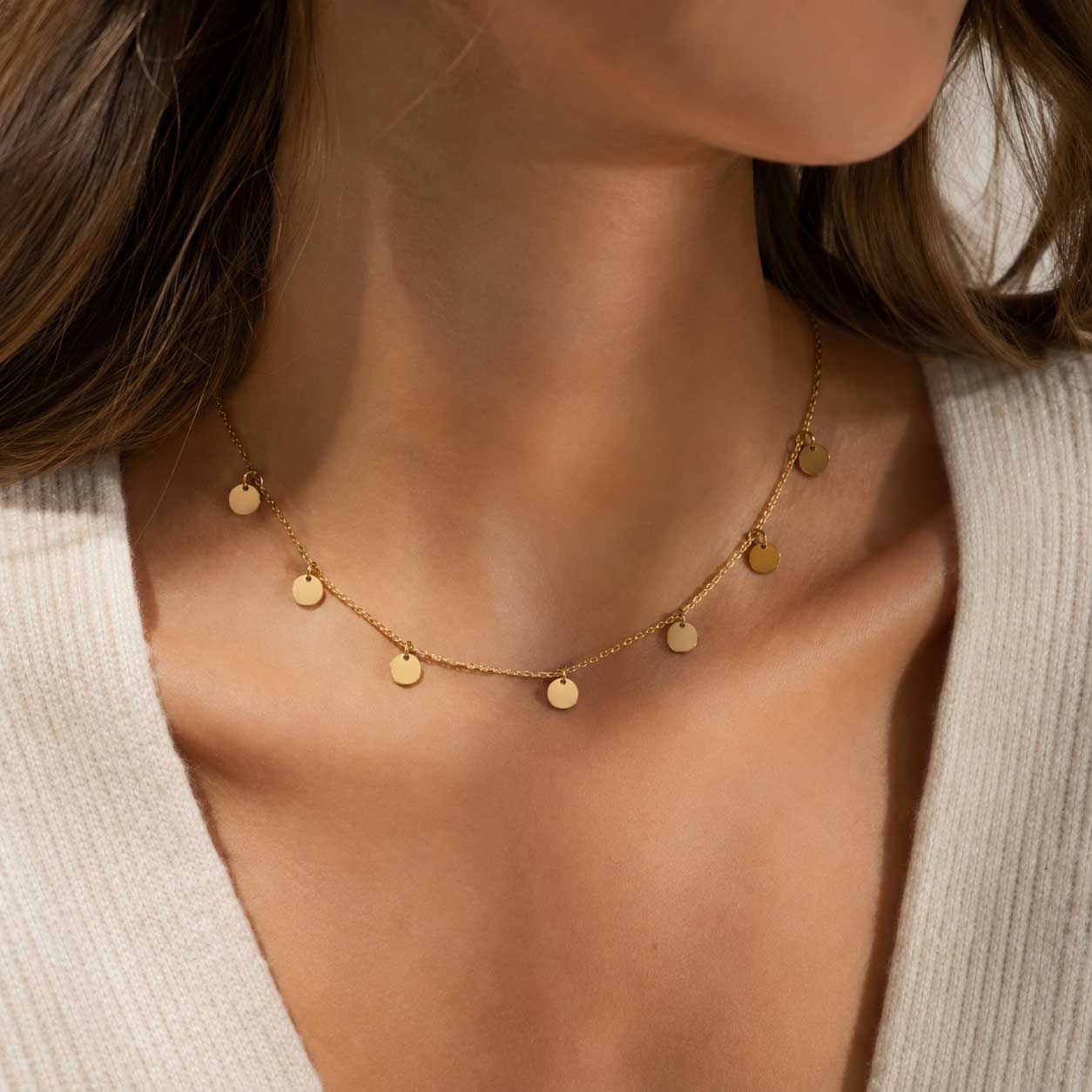 Golden Dots Halskette gold am Hals getragen – minimalistisch feminines Accessoire, Saltyblush
