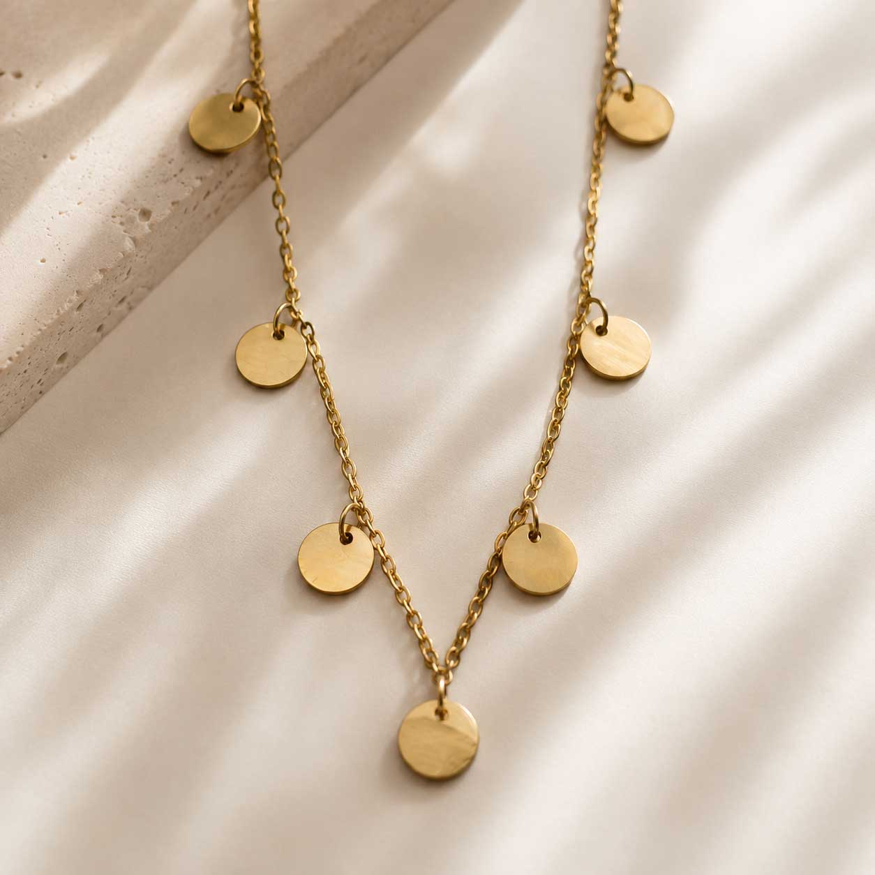 Detailansicht: Golden Dots Halskette gold – feine glänzende Plättchen aus Edelstahl, Saltyblush
