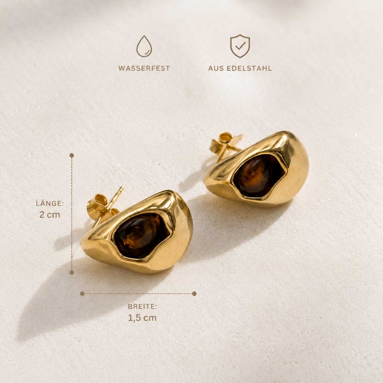 Goldene Drop Ohrstecker mit Maßangaben 2 cm Länge und 1,5 cm Breite, wasserfest und aus Edelstahl – Saltyblush
