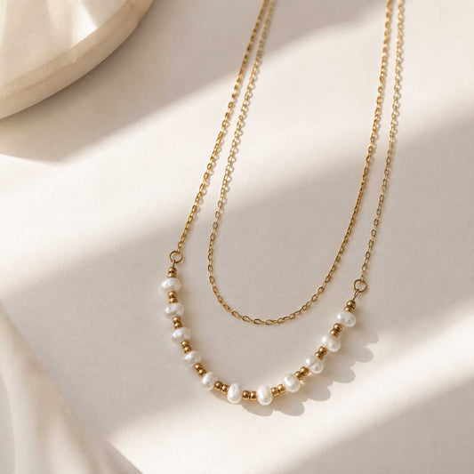 Goldenes Layering-Halsketten-Set Golden Duo mit weißen Perlen und Goldperlen – Edelstahl, Saltyblush
