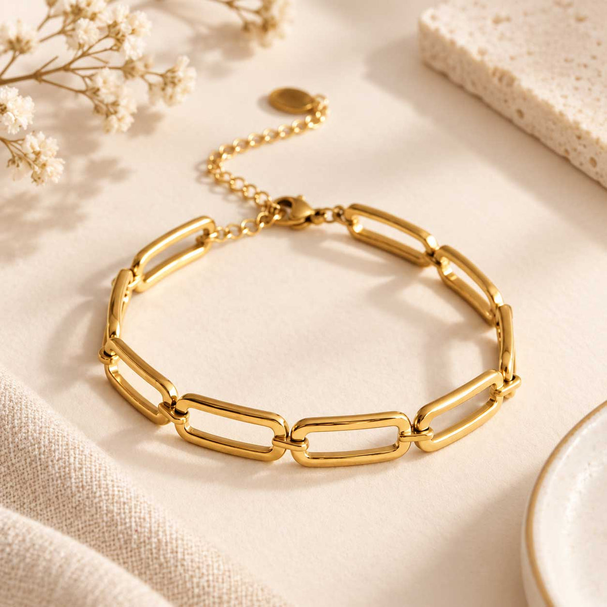 Goldenes Gliederarmband aus Edelstahl mit eleganten offenen Gliedern, verstellbare Länge von 16 bis 21 cm und modernes, schlichtes Design
