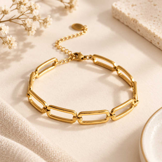 Goldenes Gliederarmband aus Edelstahl mit eleganten offenen Gliedern, verstellbare Länge von 16 bis 21 cm und modernes, schlichtes Design
