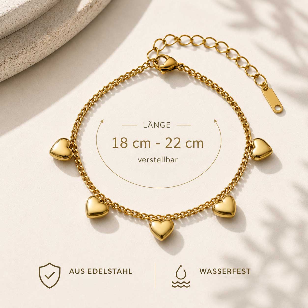 Golden Hearts Armband Länge 18–22 cm verstellbar – goldenes Edelstahlarmband mit Herzanhängern, wasserfest, von Saltyblush
