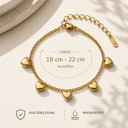 Golden Hearts Armband Länge 18–22 cm verstellbar – goldenes Edelstahlarmband mit Herzanhängern, wasserfest, von Saltyblush
