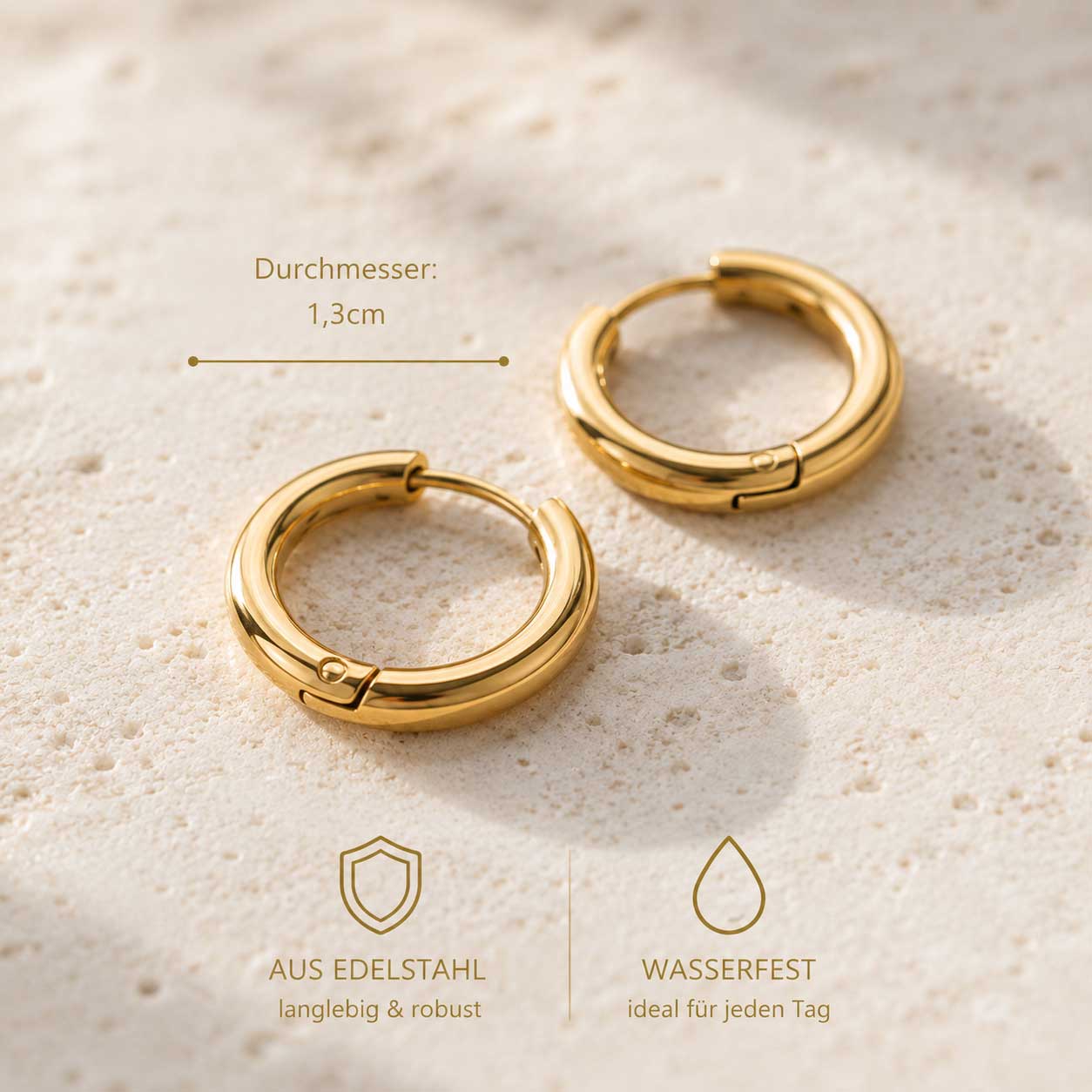 Goldene Hoop Ohrringe mit Durchmesser 1,3 cm, aus Edelstahl und wasserfest – Saltyblush
