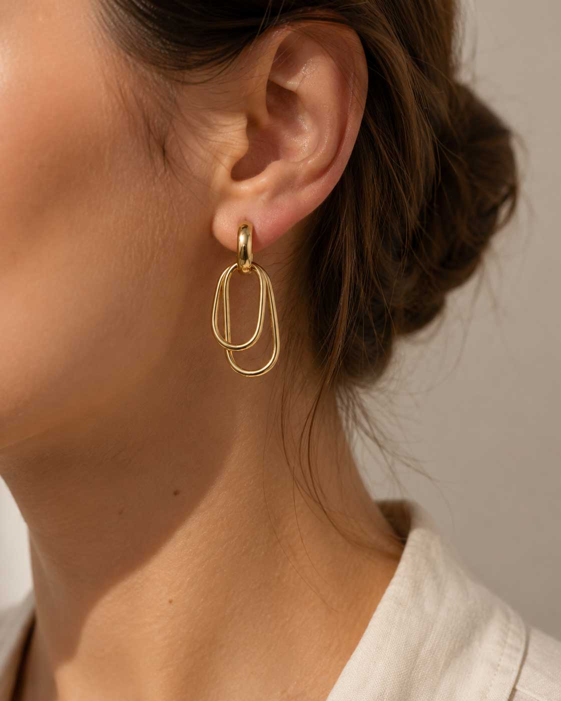 Golden Loop goldene Ohrringe mit doppelten ovalen Ringen am Ohr getragen mit hochgestecktem Haar – Saltyblush
