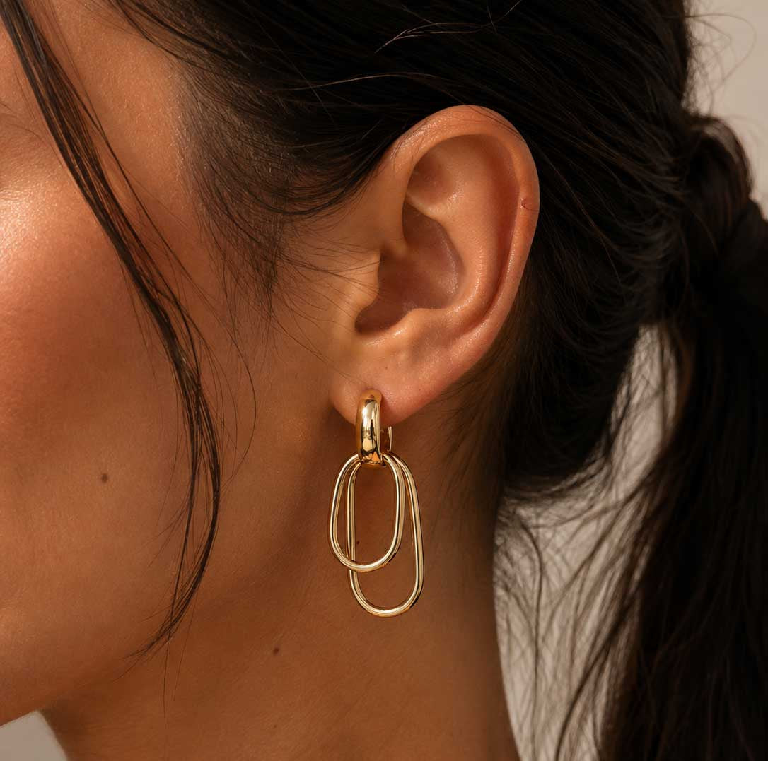 Golden Loop goldene Ohrringe am Ohr getragen kombiniert mit Perlenkette – Saltyblush
