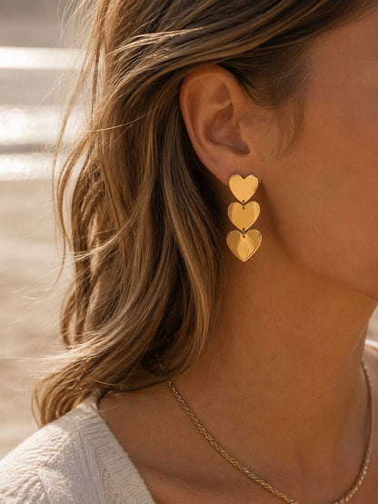Golden Love goldene Ohrringe getragen – Lifestyle-Aufnahme mit Halskette

