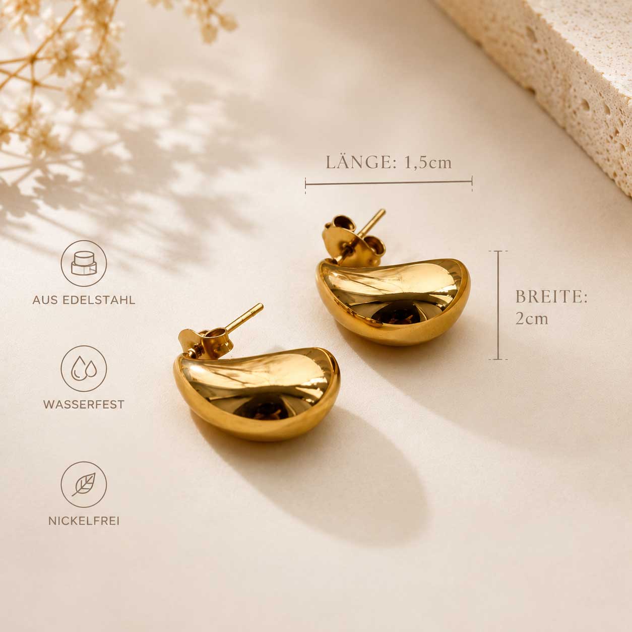 Golden Moon Ohrringe Maße 1,5 cm × 2 cm – goldene Halbmond Stecker aus Edelstahl, wasserfest, nickelfrei, von Saltyblush, Infografik mit Größenangaben
