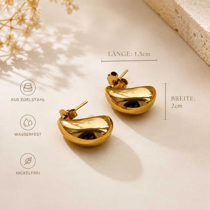 Golden Moon Ohrringe Maße 1,5 cm × 2 cm – goldene Halbmond Stecker aus Edelstahl, wasserfest, nickelfrei, von Saltyblush, Infografik mit Größenangaben
