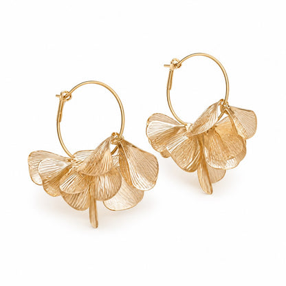 Produktbild golden petal hoops⎢goldene Ohrringe auf weißem Hintergrund 