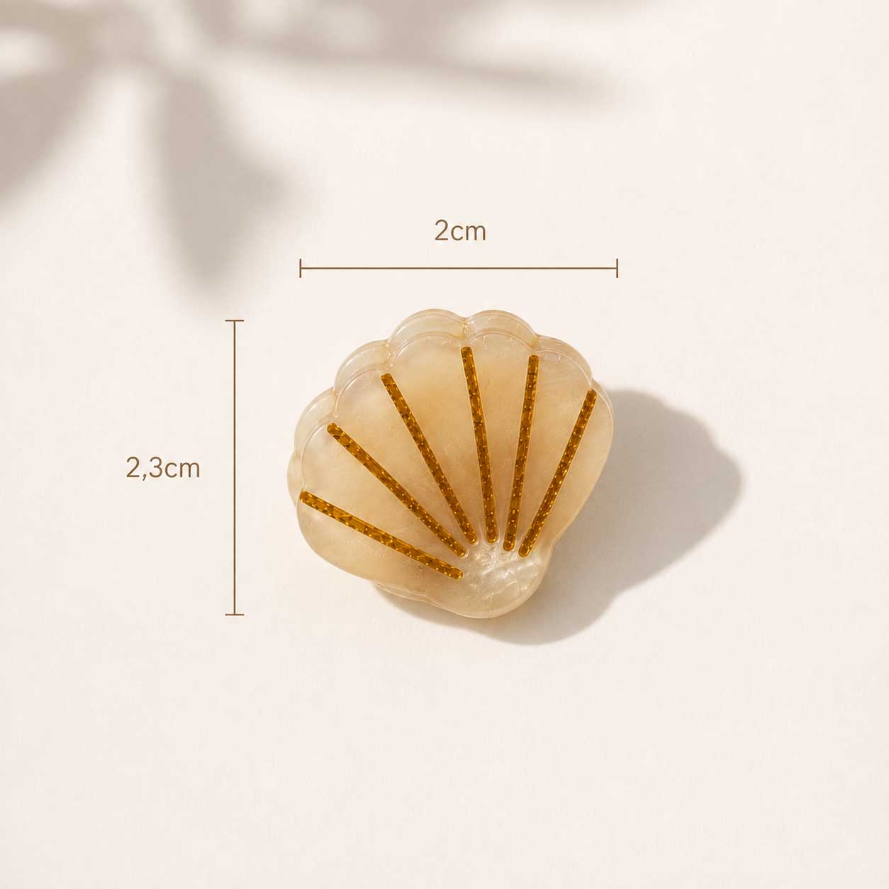 Golden Shell Haarklammer in Muschelform Breite 2cm Höhe 2,3cm – cremefarbenes Acryl mit goldenen Streifen – Saltyblush
