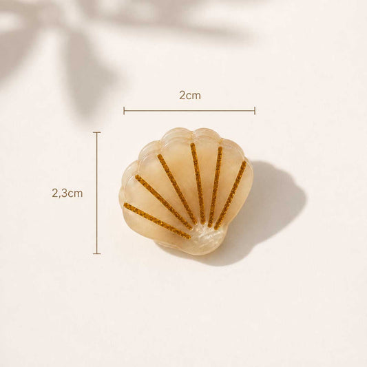 Golden Shell Haarklammer in Muschelform Breite 2cm Höhe 2,3cm – cremefarbenes Acryl mit goldenen Streifen – Saltyblush
