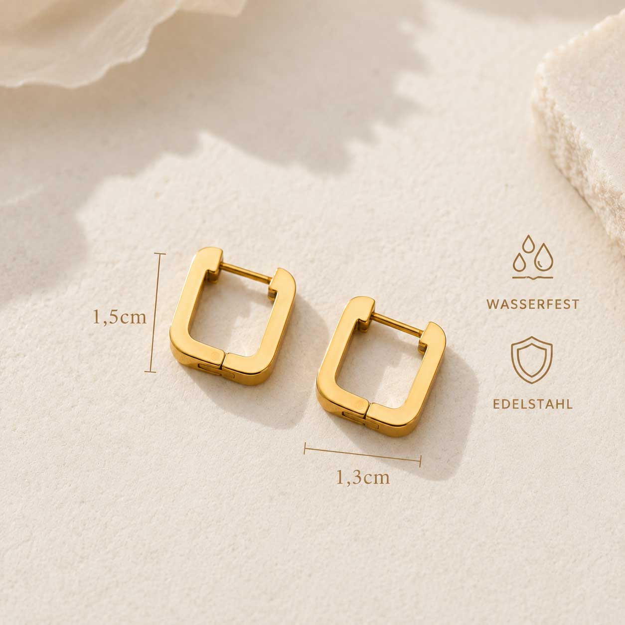 Goldene Square Ohrringe mit Maßangaben 1,5 cm x 1,3 cm, wasserfest und aus Edelstahl – Saltyblush
