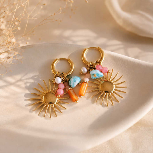 Goldene Creolen Golden Sun mit Sonnen-Charm und bunten Perlen in Orange, Türkis und Rosa auf cremefarbenem Tablett – Edelstahl, Saltyblush
