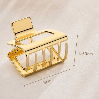 Goldene rechteckige Haarklammer Infografik – Breite 5 cm, Höhe 4,5 cm, vergoldete Metall-Haarspange mit offenem Gitterdesign und Federklemmverschluss auf cremefarbenem Untergrund
