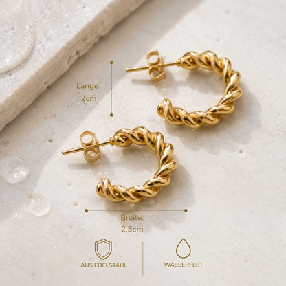 Goldene Twist Ohrringe mit Maßangaben 2 cm Länge und 2,5 cm Breite, aus Edelstahl und wasserfest – Saltyblush
