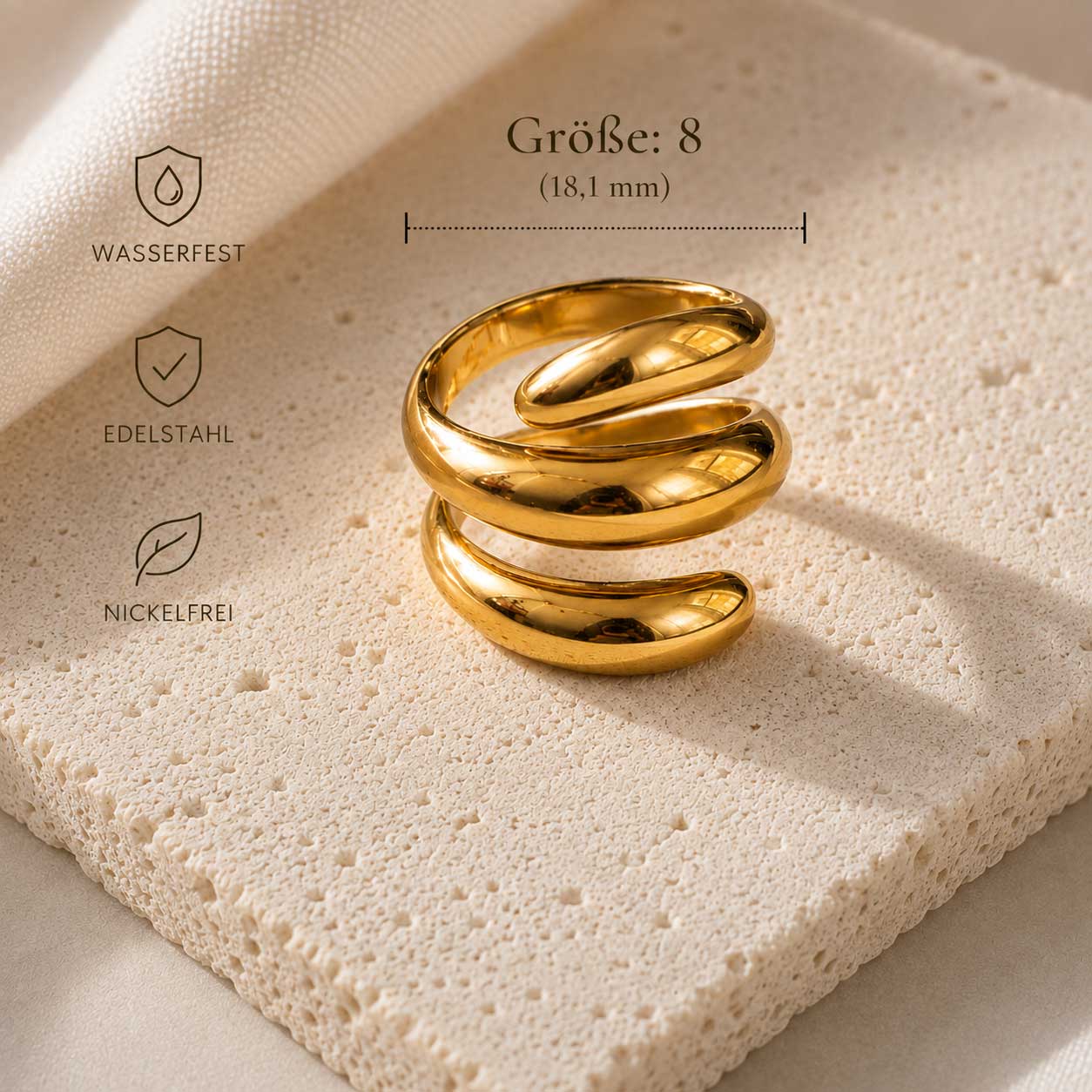 Soft Curve goldener Ring aus Edelstahl mit Größe 8 (18,1 mm) sowie Hinweisen wasserfest, Edelstahl und nickelfrei auf Travertin – Saltyblush
