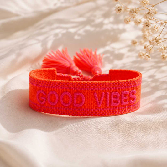 Good Vibes Statement Armband in Orange mit pinkem Schriftzug und pinken Quasten – gewebtes Armband, Saltyblush
