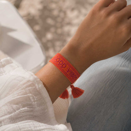 Orangenes Good Vibes Armband mit roter Quaste am Handgelenk – Statement Schmuck Damen, Saltyblush
