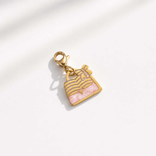 Goldener Handtaschen-Charm rosa mit Schleife aus Edelstahl von Saltyblush – 1,5 x 1,5 cm
