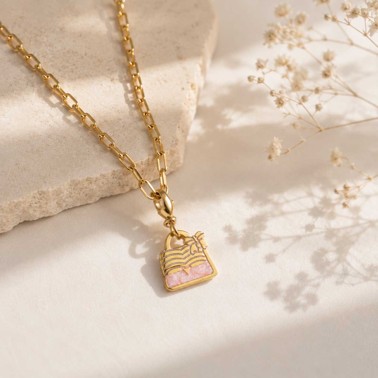 Detailansicht: Handtasche Charm rosa gold aus Edelstahl mit Schleife – Charm Concept Saltyblush
